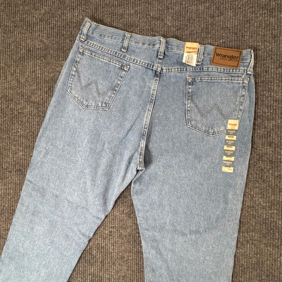 New Wrangler Rugged Wear Classic Fit Mens Jeans 42x30 Light Wash Denim Workwear - Picture 1 of 10